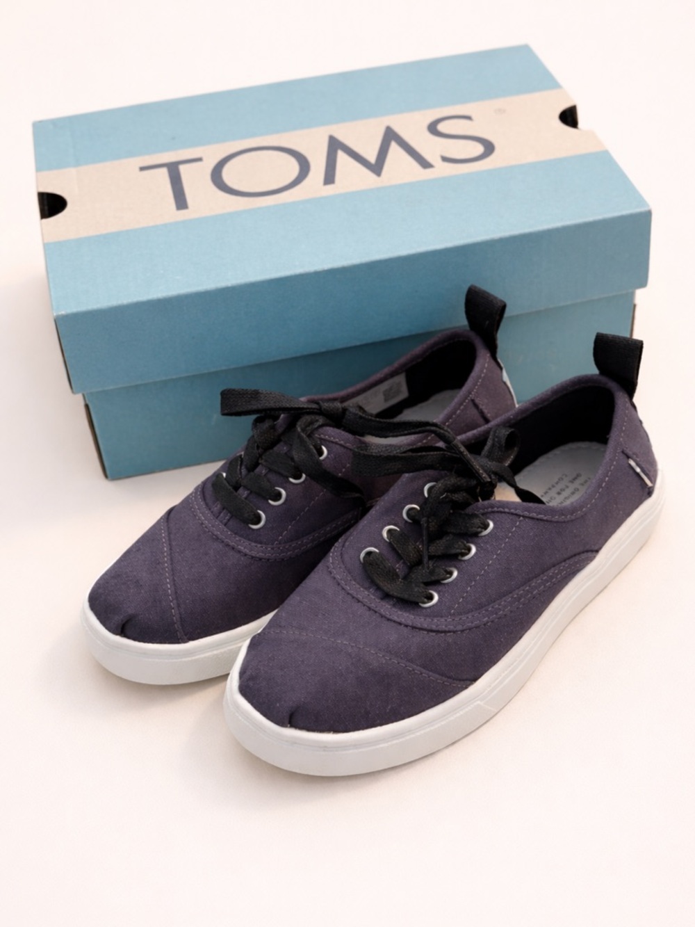 New TOMS Youth Boys Dark Grey Canvas Sneakers with black laces in Size 13